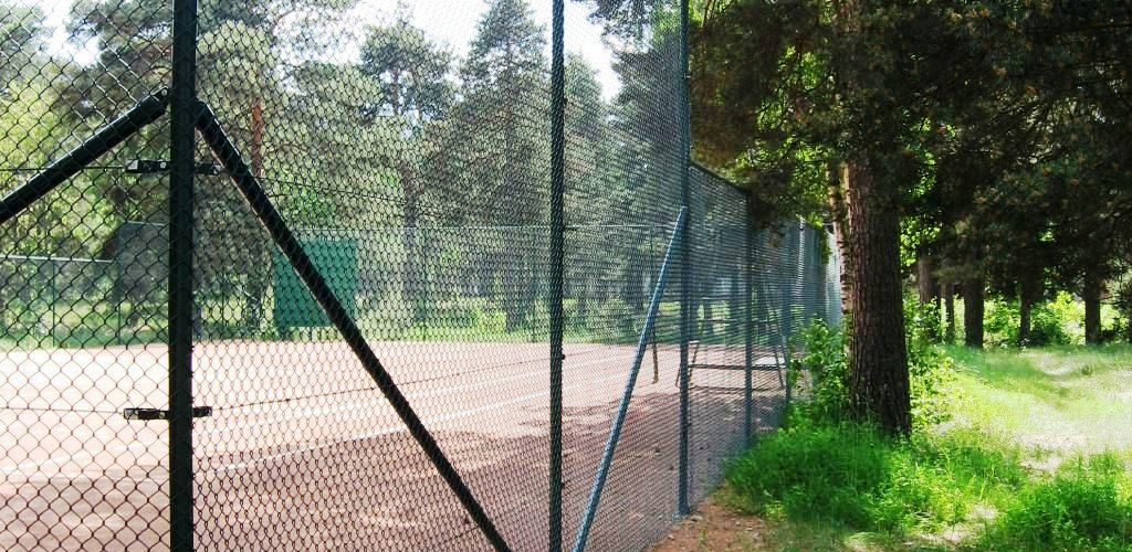Tenniseväljaku piirded